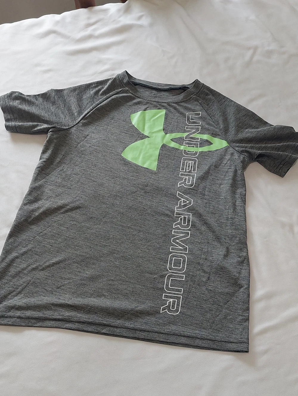 Under Armour Boys Size 7,8.Gray And Green Logo
